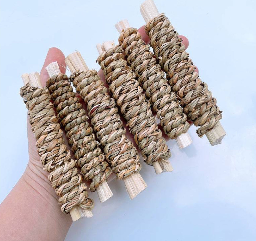 Natural Water Grass And Sweet Bamboo Small Pet Grinding Toy